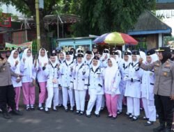 Polwan Polres Pasuruan Gelar Rise and Speak di Stasiun Bangil