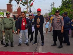 Kapolsek Rembang Turun Langsung Kawal Kirab Budaya Peringati HUT RI di Oro-Oro Ombo Wetan