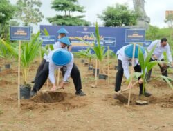 Investasi Hijau: Kemenkumham Jatim Tanam Kelapa untuk Manfaat Ekonomi dan Lingkungan Jangka Panjang