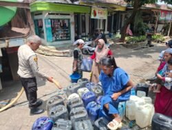 Polsek Lumbang Salurkan 8.000 Liter Air Bersih untuk Warga Jatisari