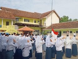 Kapolsek Wonorejo Jadi Pembina Upacara di Yayasan Hidayatul Mubtadiin, Ingatkan Bahaya Kenakalan Remaja