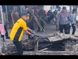 Polri Peduli: Kapolsek Rembang Pimpin Gotong Royong Bersihkan Puing Rumah Korban Kebakaran di Pandean