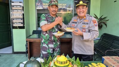 Wujudkan Solidaritas Polsek Prigen Sambangi Koramil dan Serahkan Tumpeng HUT TNI ke 80