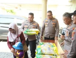 Senyum Sumringah Warga , Peroleh Beras Murah dari Polres Gresik di Hari Pangan Sedunia