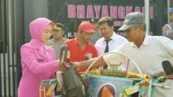 Polres Ponorogo Gelar Baksos, 250 Paket Sembako Dibagikan Untuk Tukang Becak