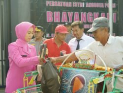 Polres Ponorogo Gelar Baksos, 250 Paket Sembako Dibagikan Untuk Tukang Becak