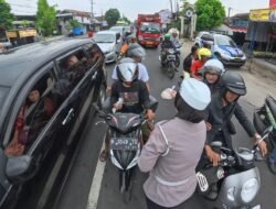 Ops Zebra Semeru 2025 Dimulai, Satlantas Pasuruan Beri Apresiasi Susu bagi Pengendara dan Pelajar yang Tertib