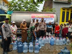 Polsek Beji Salurkan 9 Ribu Liter Air Bersih untuk Warga Terdampak Banjir di Kedungringin