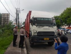Satuan Kamsel Satlantas Polres Pasuruan Tegur Truk Parkir Sembarangan di Titik Rawan Kecelakaan