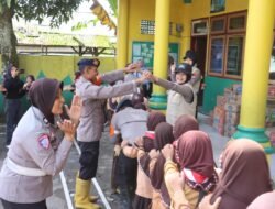 Polisi Gelar Trauma Healing dan Berbagi Snack untuk Pelajar Terdampak Erupsi Gunung Semeru