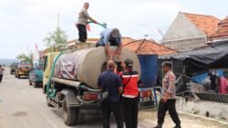Polres Sumenep Salurkan Bantuan Air Bersih untuk Warga Desa Pinggirpapas