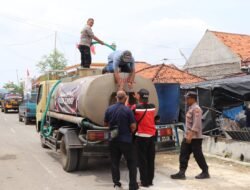 Polres Sumenep Salurkan Bantuan Air Bersih untuk Warga Desa Pinggirpapas
