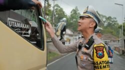 Polres Malang Bagikan Masker ke Pengendara di Perbatasan Lumajang Dampak Erupsi Semeru