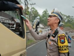 Polres Malang Bagikan Masker ke Pengendara di Perbatasan Lumajang Dampak Erupsi Semeru