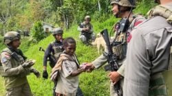 Patroli Humanis Satgas Ops Damai Cartenz di Kampung Apom Kiwirok, Pererat Kedekatan dengan Warga