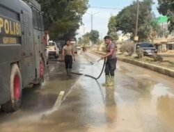 Minimalisir Debu Pasca Banjir, Polri Lakukan Pembersihan dan Penyiraman Jalan Protokol Aceh Tamiang