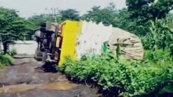 Truk Terguling Akibat Jalan yang Rusak, Warga Minta Perbaikan Segera