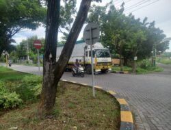 Truk Fuso Parkir Sembarangan di Titik Buta, Ancam Keselamatan Warga Desa Pandean