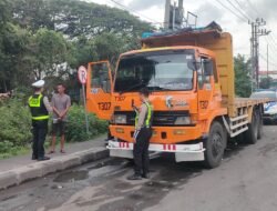 Satlantas Polres Pasuruan Tindak Truk Parkir Liar di Bundaran Apollo Pemicu Kecelakaan
