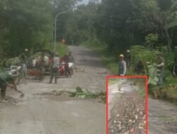 Akses Menuju Bhakti Alam Rusak Parah, Warga Desa Ngembal Pasuruan Tambal Jalan dengan Swadaya