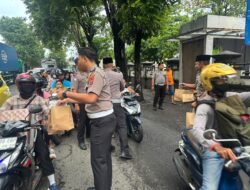 “Kira Operasi, Ternyata Bagi Takjil”: Aksi Satlantas Pasuruan yang Bikin Pengendara Terkejut