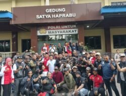 ‎Ratusan Jurnalis Kepung Polda Jatim, Desak Transparansi Kasus OTT Muhammad Amir