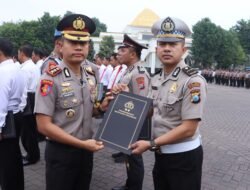 Kapolres Pasuruan Pimpin Apel dan Berikan Penghargaan kepada 38 Personel Berprestasi