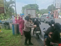 Polsek Purwosari Buktikan Diri Jadi Sahabat Rakyat: Bagi 250 Takjil Gratis di Depan Mapolsek