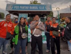 Sinergi di Bulan Suci: Satlantas Polres Pasuruan dan Komunitas Ojol Bangil Bagikan Takjil di Simpang Pegadaian