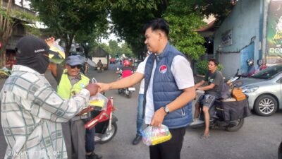 Satresnarkoba Polres Pasuruan Turun ke Jalan Bagi Takjil, Sambutan Masyarakat “Menggila”