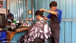 ‎Berkah Jelang Lebaran: Tukang Cukur Muklis Kewalahan Layani Antrean Panjang Pelanggan