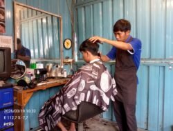 ‎Berkah Jelang Lebaran: Tukang Cukur Muklis Kewalahan Layani Antrean Panjang Pelanggan