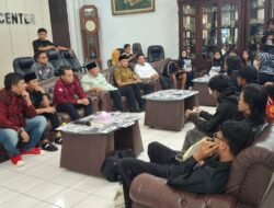 ‎”Jangan Ada Bola di Atas Darah Anak Kami!” – Keluarga Korban Tragedi Kanjuruhan Geruduk DPRD Malang, Tolak Keras Arema vs Persebaya ‎