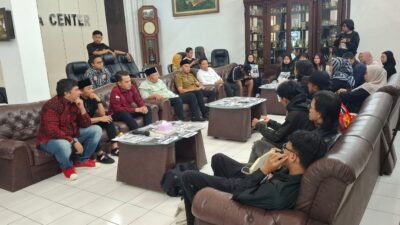 ‎”Jangan Ada Bola di Atas Darah Anak Kami!” – Keluarga Korban Tragedi Kanjuruhan Geruduk DPRD Malang, Tolak Keras Arema vs Persebaya ‎