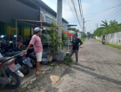 ‎Tiang Listrik Retak Parah, Warga Khawatir Patah dan Memakan Korban