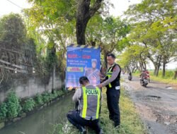 ‎Antisipasi Kecelakaan, Sat Lantas Polres Pasuruan Pasang Banner Himbauan di Jalan Berlubang