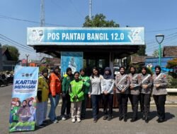 ‎Satlantas Polres Pasuruan Gelar “Kartini Memasak” di Stasiun Bangil, Bagikan Makanan Gratis untuk Pengguna Jalan Tertib