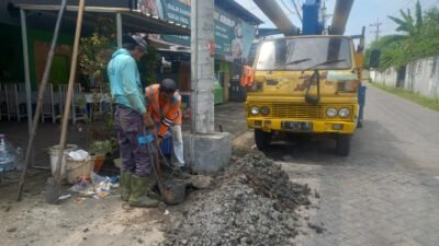 ‎Gerak Cepat! PLN Ganti Tiang Listrik Retak di Perbatasan Pasuruan Dua Pekan Setelah Keluhan Warga
