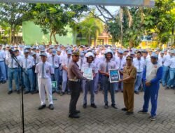 ‎Satlantas Polres Pasuruan Tonjolkan Program “Helm On” di SMKN 1 Gempol Peringati Hardiknas