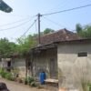 Tiang Listrik Tertancap di Tengah Rumah Warga, Warga Pasuruan Mengeluh Kesulitan Renovasi