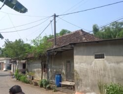 Tiang Listrik Tertancap di Tengah Rumah Warga, Warga Pasuruan Mengeluh Kesulitan Renovasi