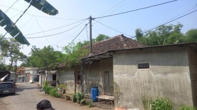 Tiang Listrik Tertancap di Tengah Rumah Warga, Warga Pasuruan Mengeluh Kesulitan Renovasi