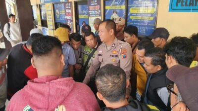 Personil Samsat Bangil Selalu Berikan Edukasi Sebelum Pelayanan Dimulai pada Wajib Pajak