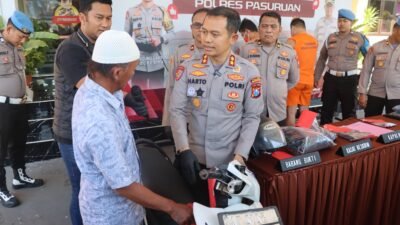 Kapolres Pasuruan Kembalikan Motor Curian kepada Korban, Tangis Haru Warnai Penyerahan Motor