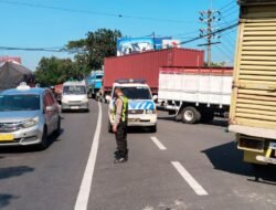 ‎Satlantas Polres Pasuruan Siagakan Puluhan Personel di SPBU, Pastikan Arus Lalu Lintas Tetap Lancar