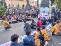 ‎Demo BEM Pasuruan Raya di Mapolres Desak PTDH Oknum, Kapolres Tegaskan Siap Tindak Tegas Anggota Bermasalah