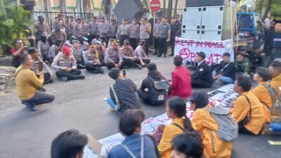 ‎Demo BEM Pasuruan Raya di Mapolres Desak PTDH Oknum, Kapolres Tegaskan Siap Tindak Tegas Anggota Bermasalah