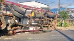 ‎Truk Bermuatan Tebu Terguling di Sukorejo Pasuruan, Arus Lalu Lintas Terganggu ‎
