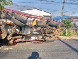 ‎Truk Bermuatan Tebu Terguling di Sukorejo Pasuruan, Arus Lalu Lintas Terganggu ‎
