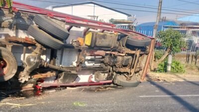 ‎Truk Bermuatan Tebu Terguling di Sukorejo Pasuruan, Arus Lalu Lintas Terganggu ‎